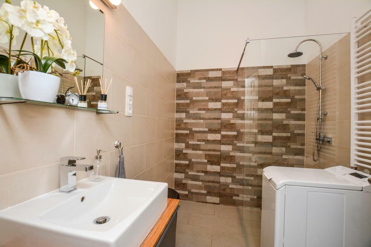 Timeless Apartment With Free Private Parking ブダペスト エクステリア 写真