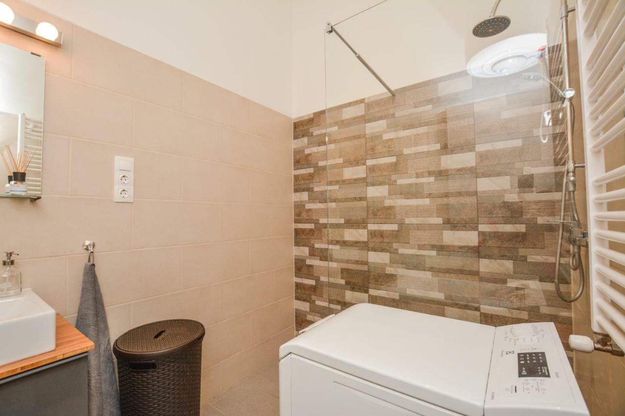 Timeless Apartment With Free Private Parking ブダペスト エクステリア 写真